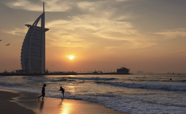 Tramonto sulla spiaggia di Dubai 1